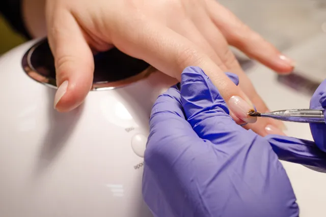 Poznaj wytrzymały manicure z bazą kauczukową do paznokci!